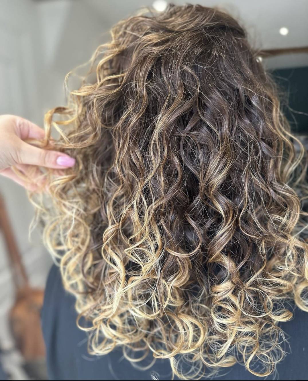 Routine capillaire pour cheveux bouclés et secs - hydratation et nutrition